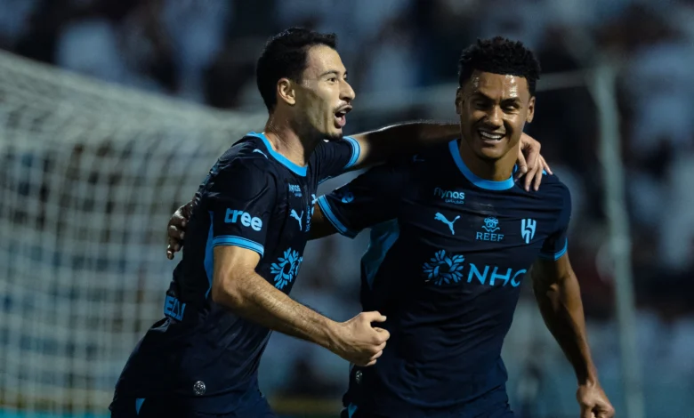 لاعبو الهلال خلال مواجهة القادسية في الدوري السعودي