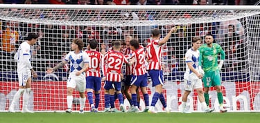 خوليان ألفاريز خلال مباراة أتلتيكو مدريد وديبورتيفو