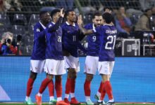 مايكل أوليسيه يحتفل مع لاعبي فرنسا أمام بلجيكا يوم 28 سبتمبر 2026