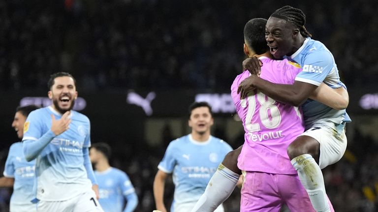 جيرونيمو رولي وجيريمي دوكو بعد تأهل مانشستر سيتي