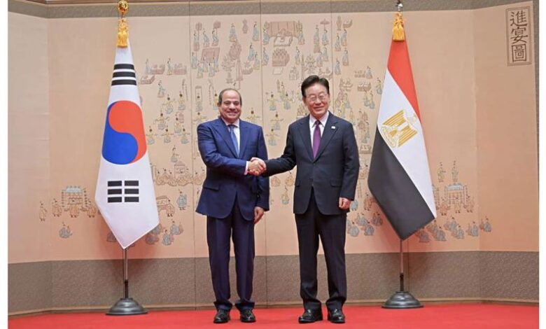 الرئيس عبد الفتاح السيسي يصافح الرئيس الكوري لي جاي ميونغ في سول يوم 8 أكتوبر 2026