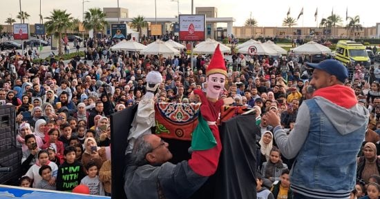 دمية الأراجوز أثناء عرض فني تقليدي