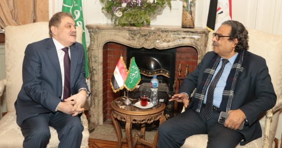 صورة أرشيفية لفريد زهران خلال لقاء مع رئيس حزب الوفد