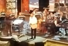 علي الحجار على المسرح برفقة الأوركسترا في مهرجان الموسيقى العربية