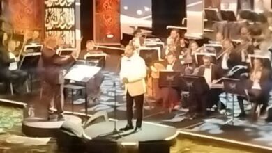 علي الحجار على المسرح برفقة الأوركسترا في مهرجان الموسيقى العربية