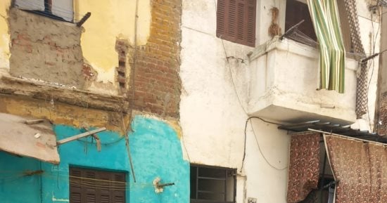 شرفة منهارة وأضرار بالموقع في محرم بك بالإسكندرية