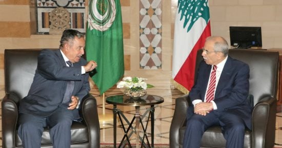 نبيل فهمي ونواف سلام خلال لقائهما في بيروت في 19 أكتوبر
