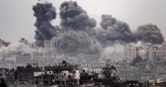 دخان يتصاعد فوق مبان في قطاع غزة في صورة أرشيفية