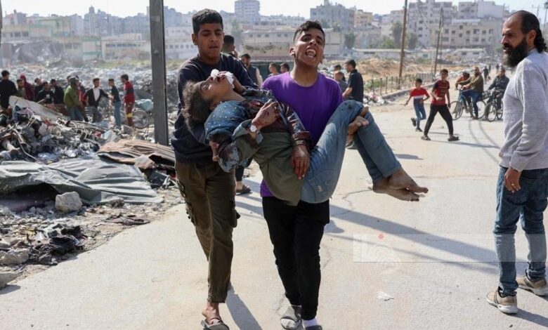 صورة أرشيفية لنقل مصابة من منطقة تعرضت للقصف في غزة