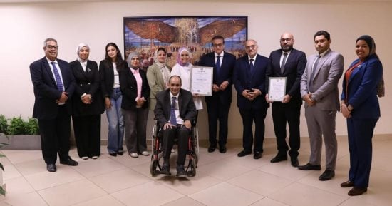 وزير الصحة وفريق العمل خلال تسلم شهادتي نظم الإدارة