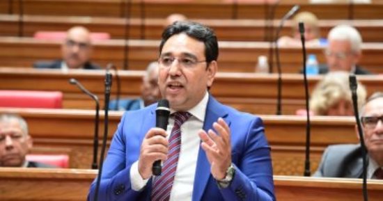 النائب أيمن محسب يتحدث داخل مجلس النواب في صورة أرشيفية