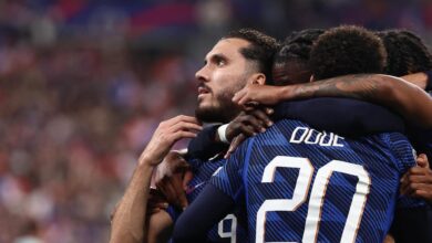 ريان شرقي وديزيريه دوي يحتفلان خلال فوز فرنسا على بلجيكا في دوري الأمم