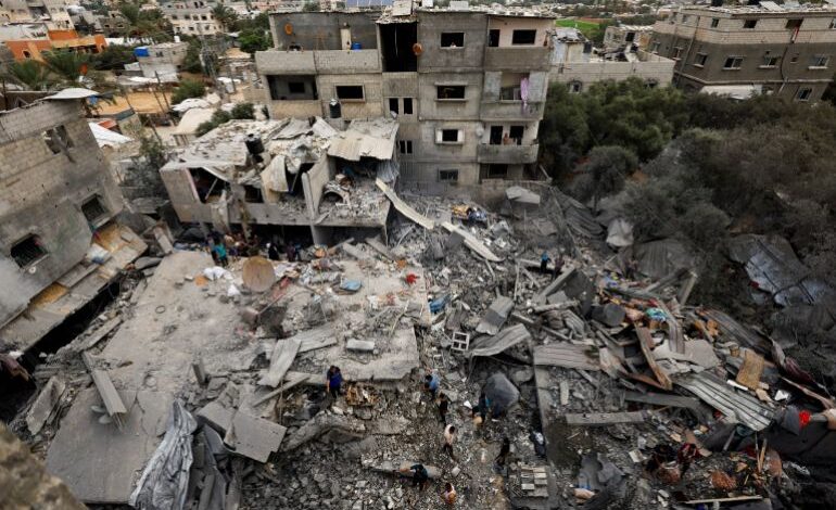 فلسطينيون يتفقدون منزلًا مدمرًا في الزويدة وسط غزة يوم 11 أكتوبر 2026