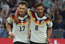 فلوريان فيرتز وتوم بيشوف يحتفلان خلال مباراة ألمانيا وصربيا في دوري الأمم الأوروبية