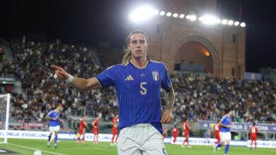 ريكاردو كالافيوري يحتفل بهدفه في مباراة إيطاليا وتركيا في بولونيا