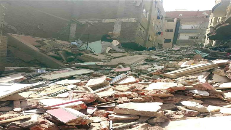 أنقاض العقار المنهار في المحلة الكبرى