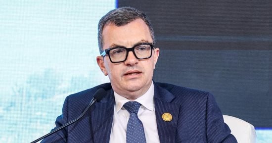 وزير التخطيط أحمد رستم في صورة أرشيفية