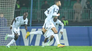 لاعبو الاتحاد يحتفلون خلال مباراة نيفتشي
