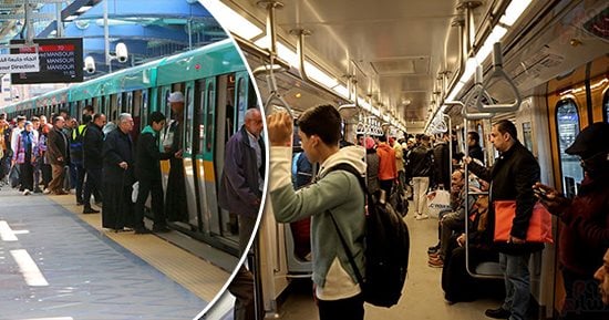 ركاب مترو الأنفاق في صورة توضيحية