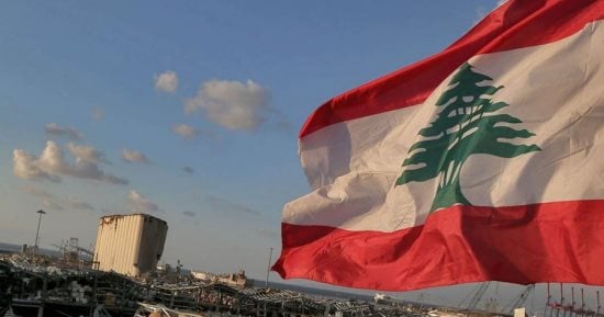 العلم اللبناني ومشهد من الجنوب في صورة أرشيفية