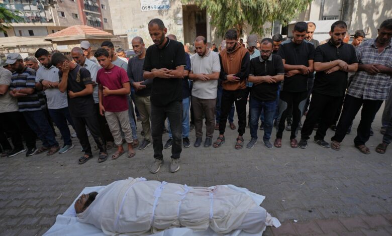 صلاة جنازة على شهيد في قطاع غزة