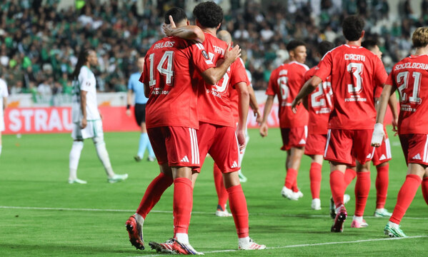 لقطة من مباراة أومونيا وبنفيكا في الدوري الأوروبي
