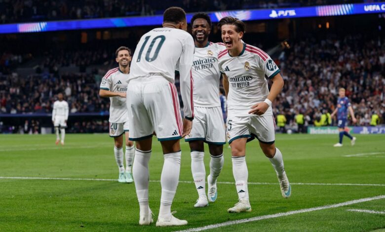 احتفال لاعبي ريال مدريد خلال الفوز على لايبزيج في البرنابيو