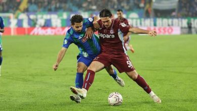 لاعبو طرابزون سبور وريزا سبور خلال مباراة الدوري التركي