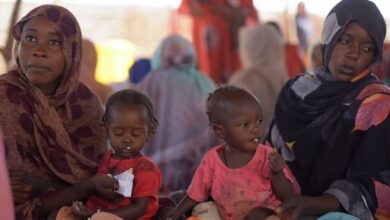 أسر سودانية متأثرة بالأزمة الإنسانية في صورة أرشيفية