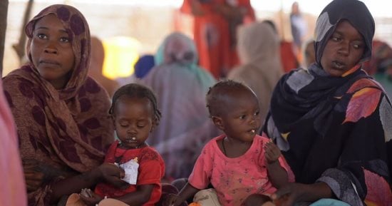 أسر سودانية متأثرة بالأزمة الإنسانية في صورة أرشيفية