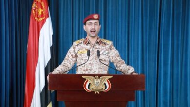 المتحدث العسكري للحوثيين يحيى سريع خلال بيان متلفز
