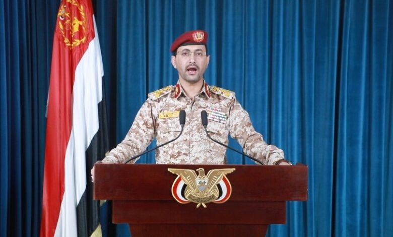 المتحدث العسكري للحوثيين يحيى سريع خلال بيان متلفز